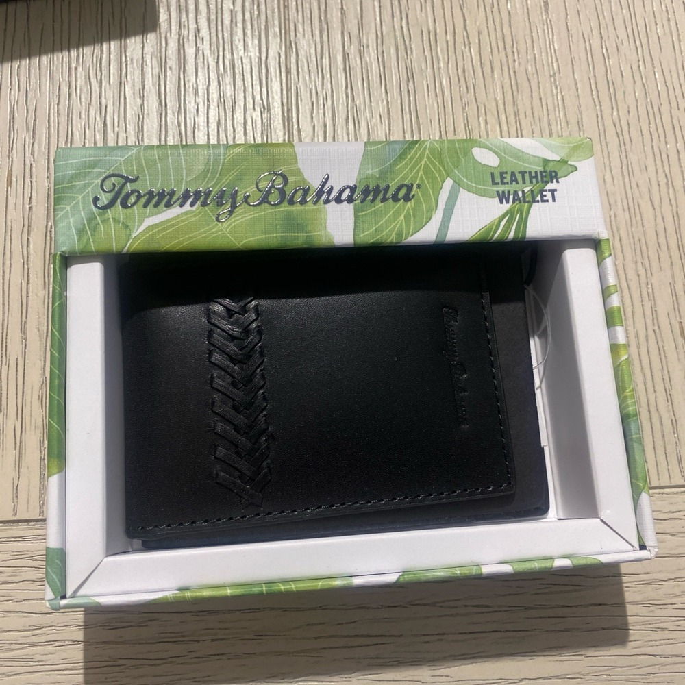 Tommy Bahama Mens black bifold Leather Wallet New in Box